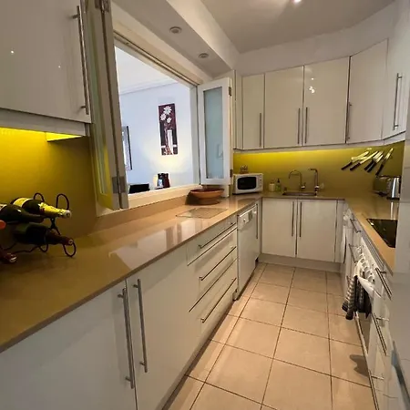Cosy Three Bedroom In Holiday home